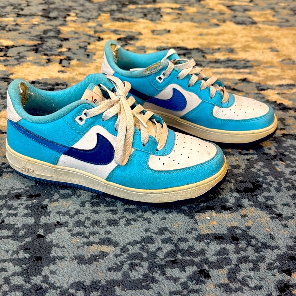 Youth size 7 Nike sneakers